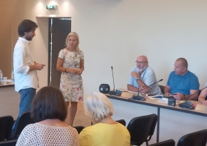 Linda Neško un Aleksandrs Kernožickis uzrunā tikšanās dalībniekus