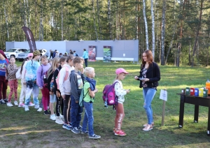 Ogres Zilajos kalnos Meža zinību dienā skolēni apgūst Meža ābeci