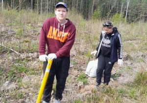 Iedzīvotāji atjauno mežu Rembatē 29.04.2023.