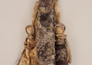 Jaunajā izstādē dabas materiālu un krāsu sinerģijā