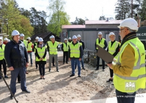 Jaunā Ogres bibliotēka ieliek vēl nebijušu fundamentu publisko ēku būvē Latvijā (15.05.2020)