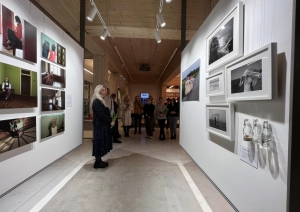 Ogres bibliotēkā apskatāmas foto kluba “Ogre” izstādes. Foto Sanita Obrumane