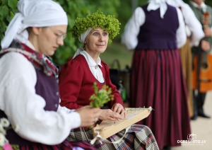  Izskanējis pirmais koncerts koncertciklā "Upes vakari" uz Ogres upes peldošās skatuves