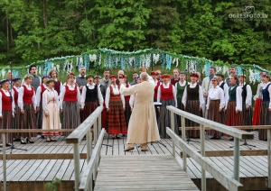  Izskanējis pirmais koncerts koncertciklā "Upes vakari" uz Ogres upes peldošās skatuves