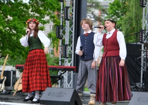Ogres Mūzikas un mākslas skolas audzēkņu un Ogres novada bērnu un jauniešu vokālo ansambļu koncerts Ģimenes dienā