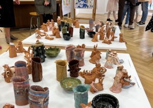 Aizvadīta izstādes atklāšana Ogres Mūzikas un mākslas skolā
