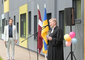 Lielvārdes evaņģēliski luteriskās draudzes mācītājs Ingus Dāboliņš pie PII Lielvārdē 23.08.2024.