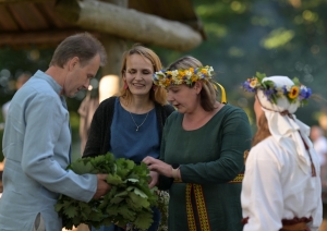 Cilvēki pin vainagus Plāteres pilskalnā 20.06.2024.