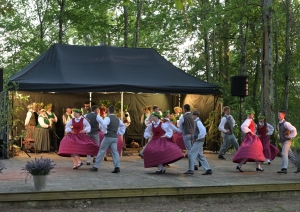Tatas deju kolektīvs dejo Plāteres pilskalnā 20.06.2024.