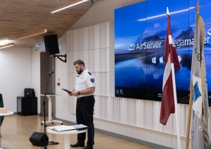 Pašvaldības policijas priekšnieka vietnieks Reinis Ikaunieks uzrunā klātesošos