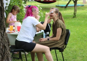 Projekts “Es un daba” – vasara, kas iedvesmo, māca un vieno. Sejiņu apgleznošana