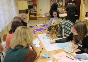 Valmieras 5. vidusskolas skolēni un skolotāji projekta Satikt tikšanās ietvaros veido prezentāciju 10.11.2023.