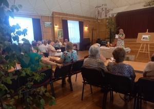 Seniori klausās Ilzes Ziemeles lekciju par dārzeņu fermentēšanu