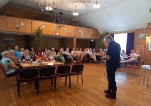Seniori Tautas nama zālē klausās Egila Stūrmaņa lekciju