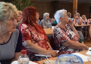 Pasākuma dalībnieces klausās lekciju par dārzeņu fermentēšanu