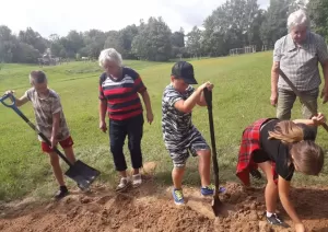 3 seniori un 2 bērni ar lāpstām ro 08.2024.