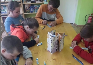 5 Bērni darbojas ar papīru pie galda 08.2024.