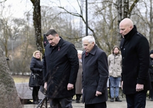 Latvijas Politiski represēto apvienības valdes priekšsēdētājs Ivars Kaļķis, Ogres novada pašvaldības domes priekšsēdētājs Egils Helmanis un Ogres novada pašvaldības domes priekšsēdētāja vietnieks Gints Sīviņš