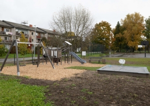 Rotaļu laukuma komplekss, slidkalniņš, šūpoles, smilšu kaste. Ciemupe 10.2024.