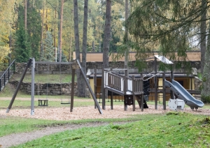 Rotaļu laukuma komplekss, slidkalniņš, šūpoles, Jumpravā 10.2024.