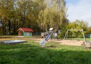 Rotaļu laukuma komplekss, slidkalniņš, šūpoles, smilšu kaste, rotaļu namiņš Kaibalā 10.2024.