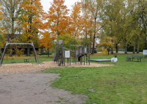 Rotaļu laukuma komplekss, slidkalniņš, šūpoles Lēdmanē 10.2024.
