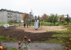 Rotaļu laukuma komplekss, slidkalniņš, šūpoles, atsperšūpoles Mazozolos 10.2024.