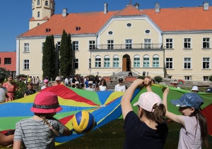 Bērni spēlēs spēles pasākumā Sadziedāsim Suntažos! 24.05.2024., fonā Suntažu pils