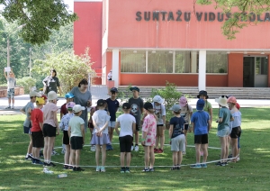 Bērni spēlēs spēles pie Suntažu vidusskolas pasākumā Sadziedāsim Suntažos! 24.05.2024.