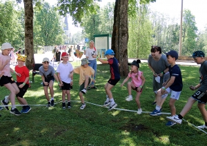 Bērni spēlēs spēles pie Suntažu vidusskolas pasākumā Sadziedāsim Suntažos! 24.05.2024.