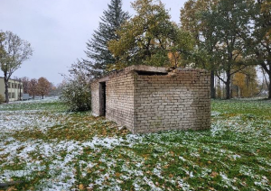 Sakaru nodaļas Rembate šķūnis - vienstāvu balta ķieģeļu ēka