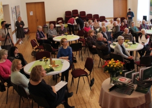 Ikšķiles Senioru pavāgrāmatas atklāšanas pasākums 08.11.2023. Seniori sēž pie galdiem