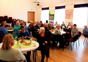 Ikšķiles Senioru pavāgrāmatas atklāšanas pasākums 08.11.2023. Seniori pie galdiem