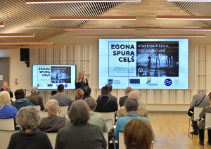 Simpozija dalībnieki sēž Ogres Centrālās bibliotēkas konferenču zālē