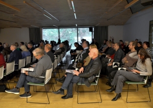 Simpozija dalībnieki sēž Ogres Centrālās bibliotēkas konferenču zālē