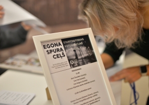 Simpozija programma fotorāmītī