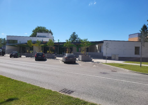 Īpašumtiesību izsole nekustamajam īpašumam Skolas ielā 4, Ikšķilē, laboratorijas ierīkošanai. Skats no ielas.