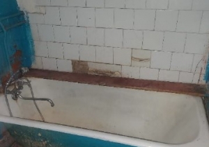 Zila vanna, baltas flīzes