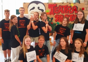 Skolēni piedalās skolu teātru sezonas noslēgumā Jūrmalā