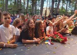 Skolēni piedalās skolu teātru sezonas noslēgumā Jūrmalā