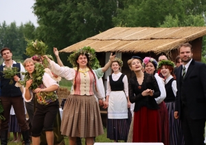 Skats no izrādes Skroderdienas Silmačos