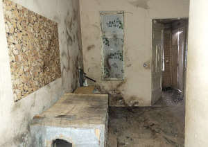 Virtuve, Istaba, gaiši brūnas, nopelējušas sienas