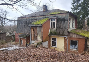 Ēka Smilšu iela 2, Ogre, brūna, 2.stāvu ēka, pelēks šīfera jumts