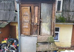Smilšu iela 2 ēkas durvis, brūnas