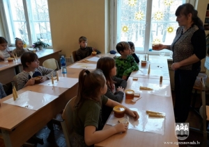 Suntažos skolēni iepazīstas ar biškopja profesiju