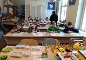 Suntažos skolēni iepazīstas ar biškopja profesiju