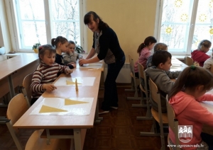 Suntažos skolēni iepazīstas ar biškopja profesiju