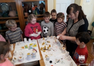 Suntažos skolēni iepazīstas ar biškopja profesiju