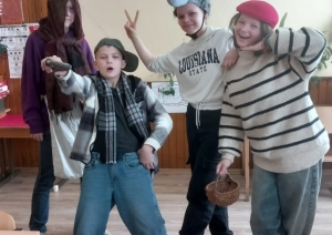 4 jaunieši saģērbušies dīvainos tērpos
