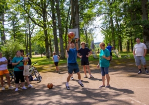 Jaunieši met basketbola bumbu Taurupes pagasta svētkos 07.2024.
